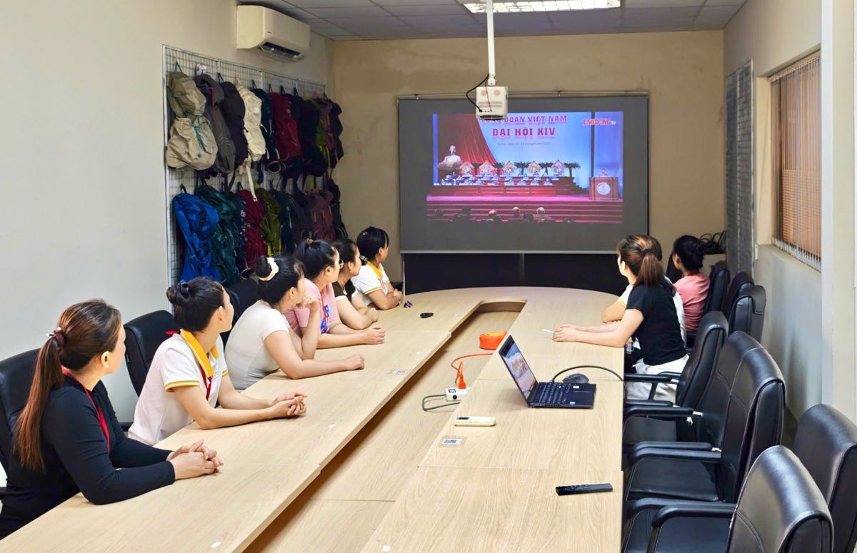 Đoàn viên Công đoàn cơ sở Công ty TNHH Zenpix Việt Nam xem Đại hội XIV Công đoàn Việt Nam. Ảnh: Duy Tuấn 