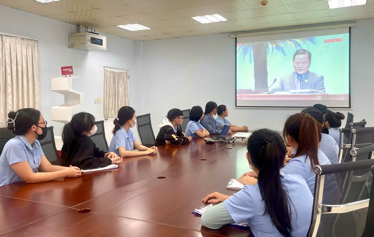 Đoàn viên, công nhân tại Công đoàn cơ sở Công ty TNHH Quốc tế Right Rich xem Đại hội XIV Công đoàn Việt Nam. Ảnh: Duy Tuấn 