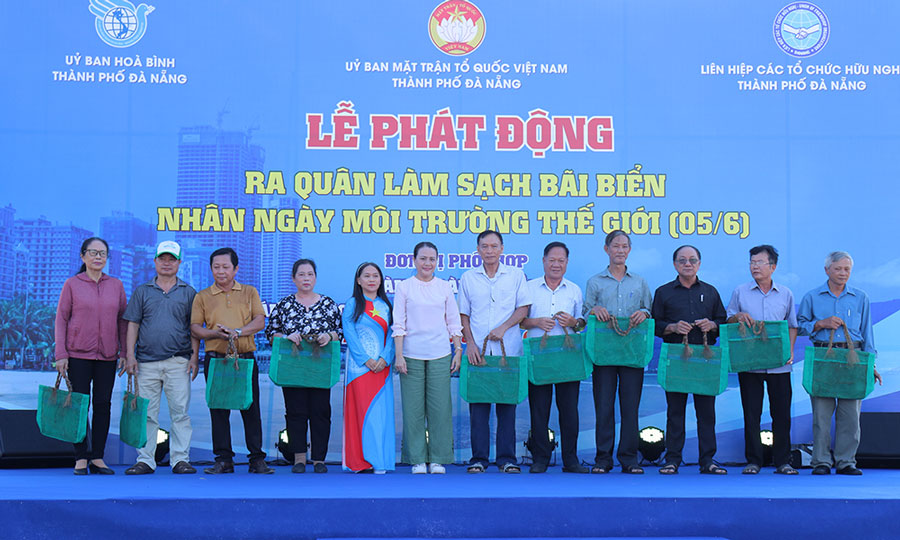 Nhóm Khởi nghiệp xanh Đà Nẵng trao tặng 10 túi lưới yêu môi trường cho đại diện các Ban Công tác Mặt trận trên địa bàn phường Sơn Trà. Ảnh: UBND TP Đà Nẵng