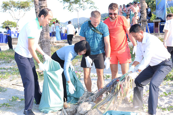 People, youth unions and tourists join hands to clean up the marine environment in Da Nang. Photo: City People's Committee