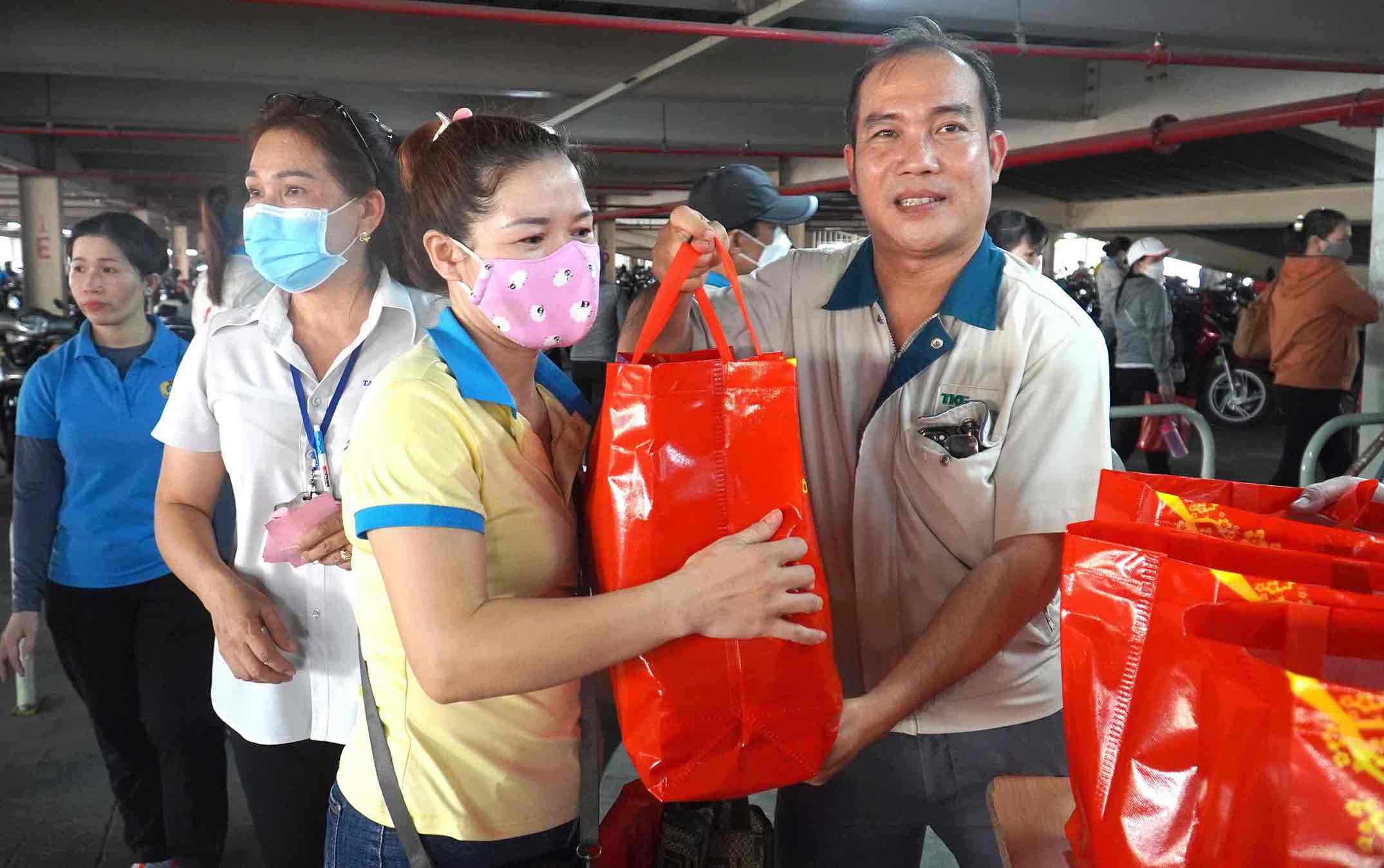 Chairman of the grassroots Trade Union of TKG Taekwang Vina JSC Dinh Sy Phuc (right on the photo) presents gifts to union members and workers. Photo: HAC