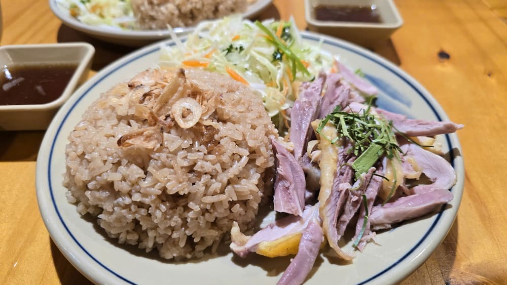 How to make simple and nutritious steamed chicken rice to change the taste for the weekend. Photo: Tuan Dat
