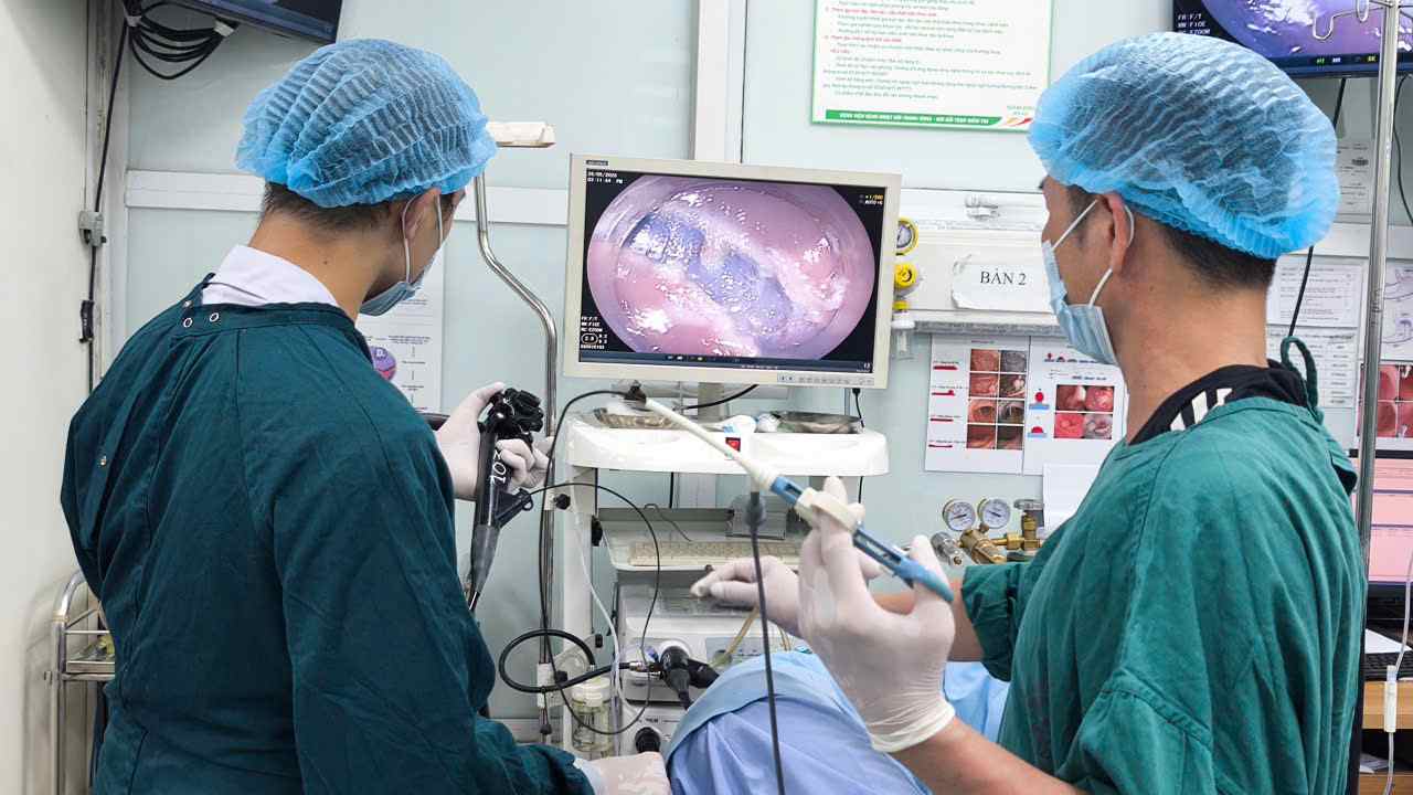 Doctors perform surgery on a case of prolonged constipation, discovering large polyps. Photo: Thanh Dang
