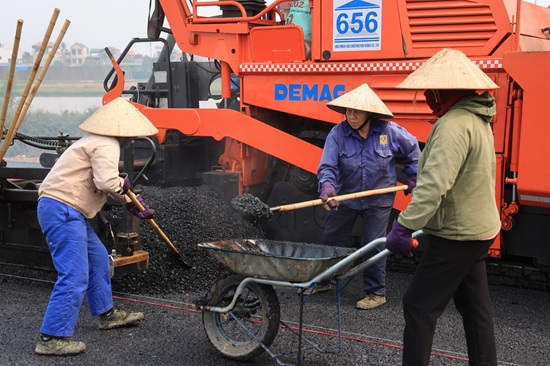 Công nhân thi công trên Vành đai 4. Ảnh: Minh Hạnh 