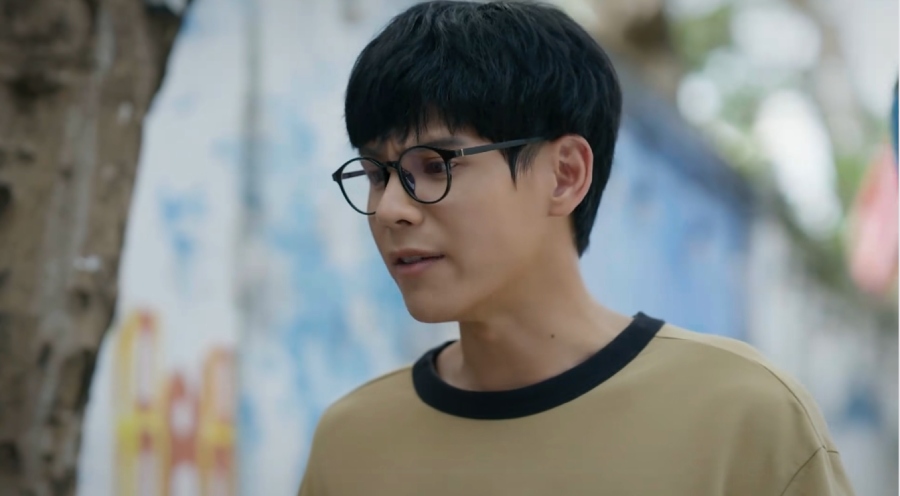 Tình bạn giữa Cương và Khuê bắt đầu rạn nứt trong tập 6 phim “Phía bên kia thành phố“. Ảnh: VFC. 