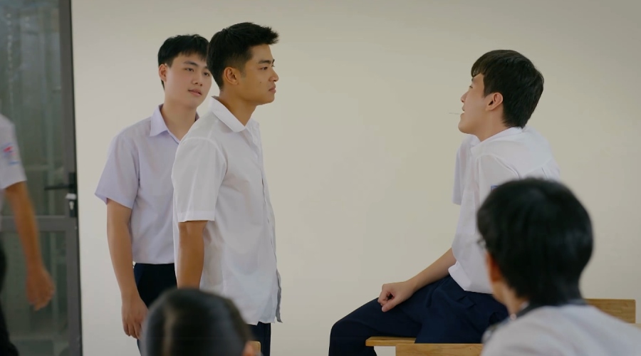 Thái mỉa mai việc Cương bị Tuyết Lan từ chối. Ảnh: VFC. 