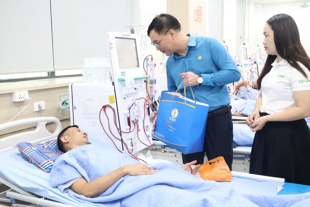 Comrade Nguyen Manh Hung - Vice Chairman of Bac Ninh Provincial Labor Federation presents gifts to union members. Photo: Quyet Chien