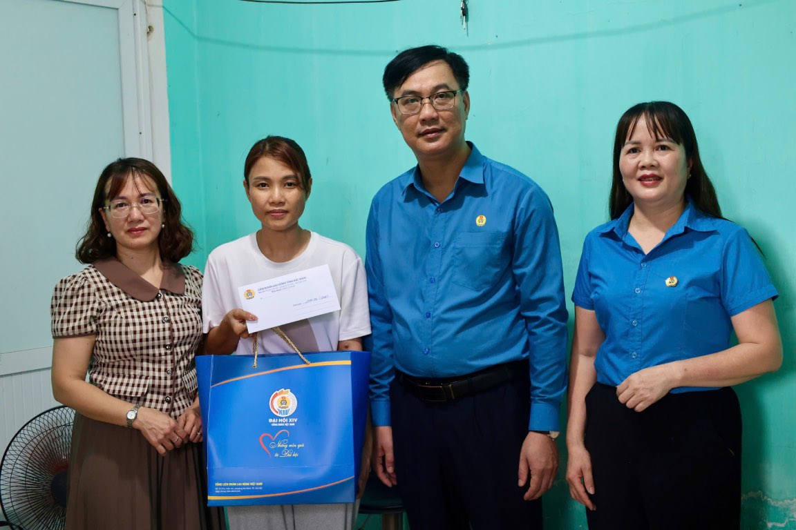 Những món quà tới đoàn viên có hoàn cảnh đặc biệt khó khăn được trao trong ngày diễn ra phiên trọng thể Đại hội XIV Công đoàn Việt Nam. Ảnh: Quyết Chiến 