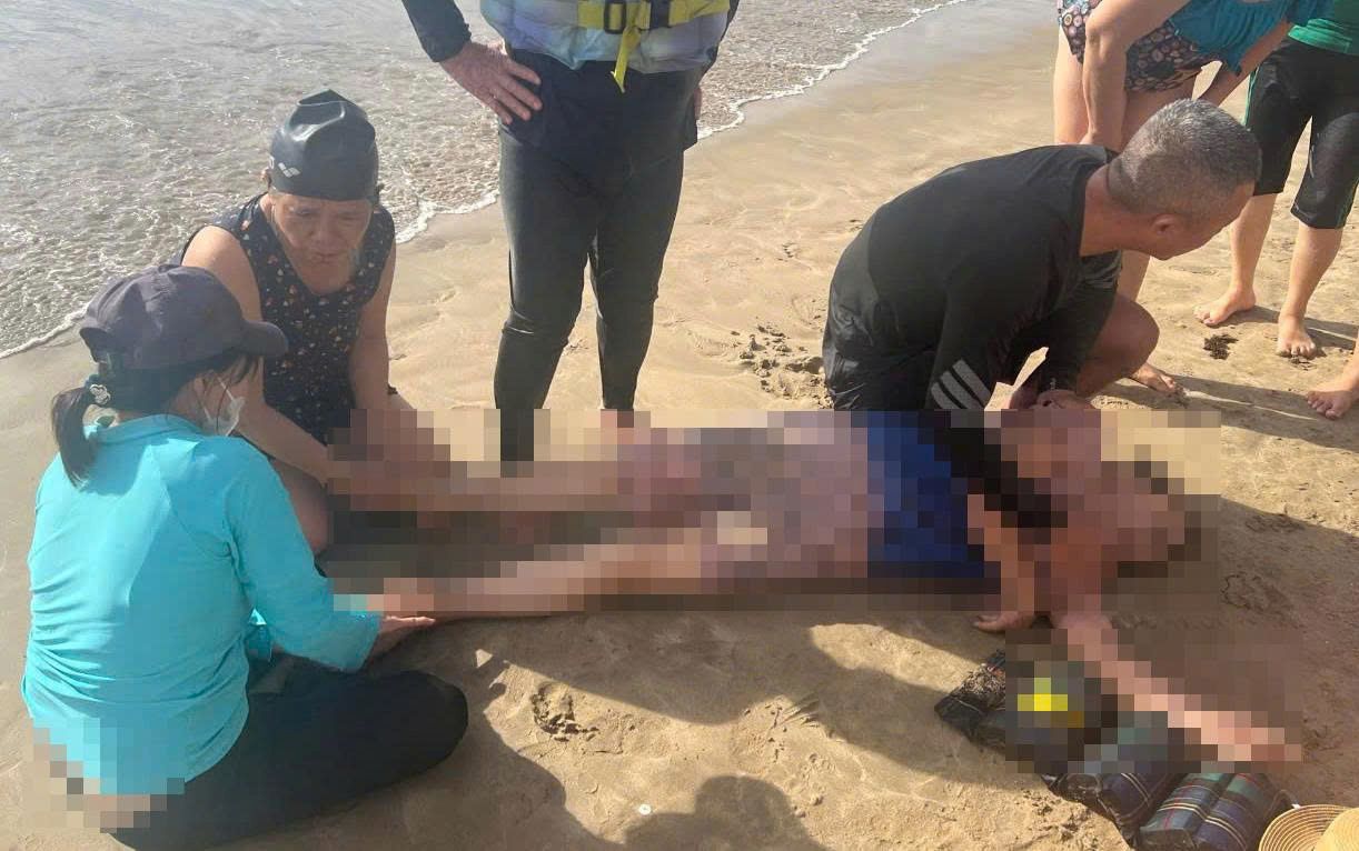 Nha Trang beach rescue forces promptly rescued an elderly victim who was in distress while swimming. Photo: Khanh Hoa