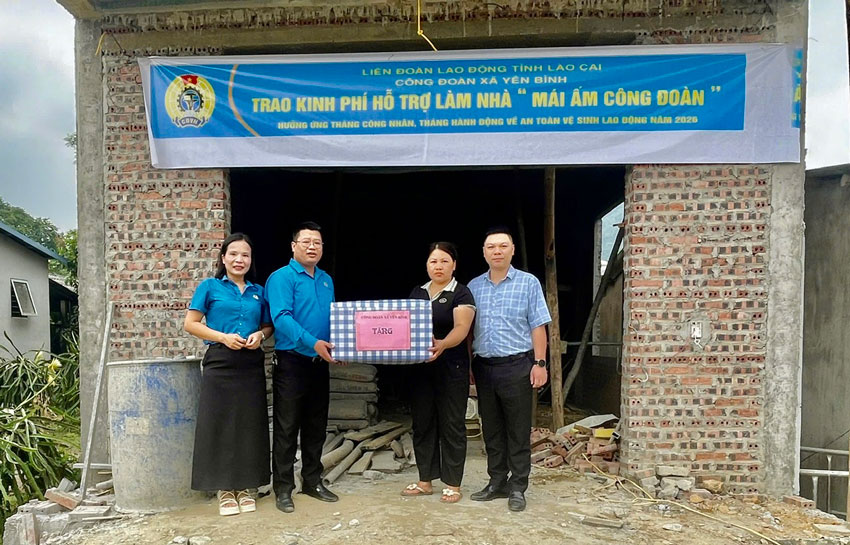 Công đoàn xã Yên Bình tặng quà cho gia đình đoàn viên Nguyễn Thị Hải. Ảnh: Bảo Nguyên