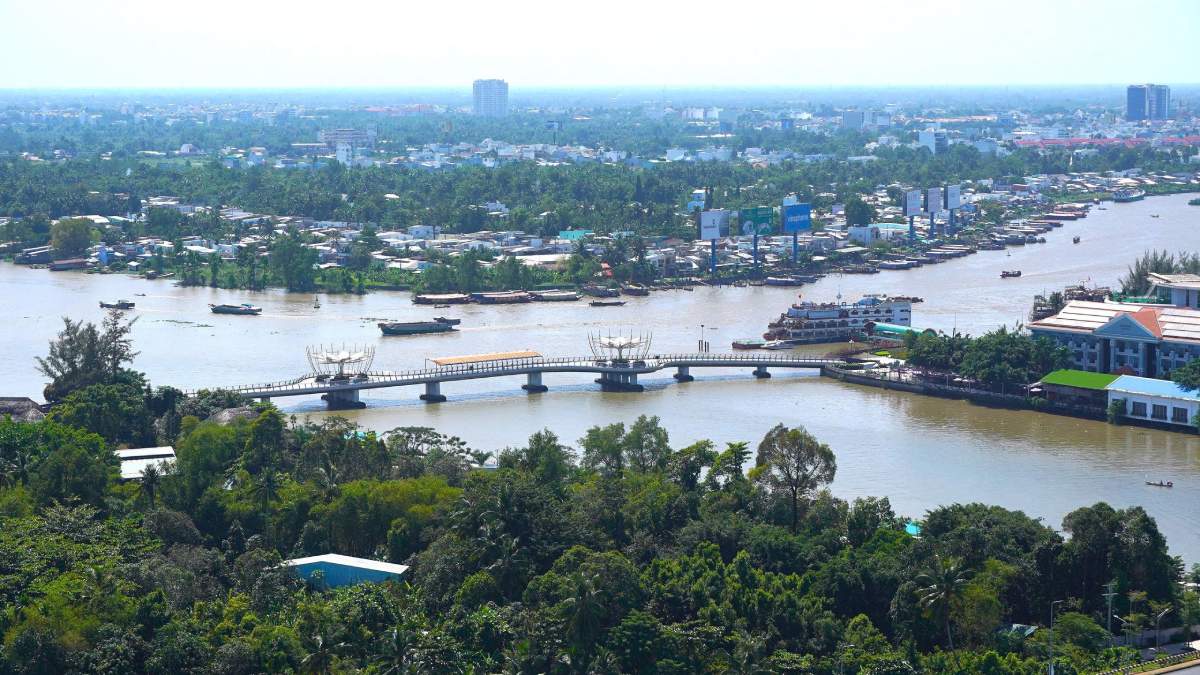 Can Tho City currently has 582 hamlets (under 400 households) and 371 areas (under 550 households) that must be arranged according to regulations. In the photo, a corner of Can Tho City seen from above. Photo: Ta Quang