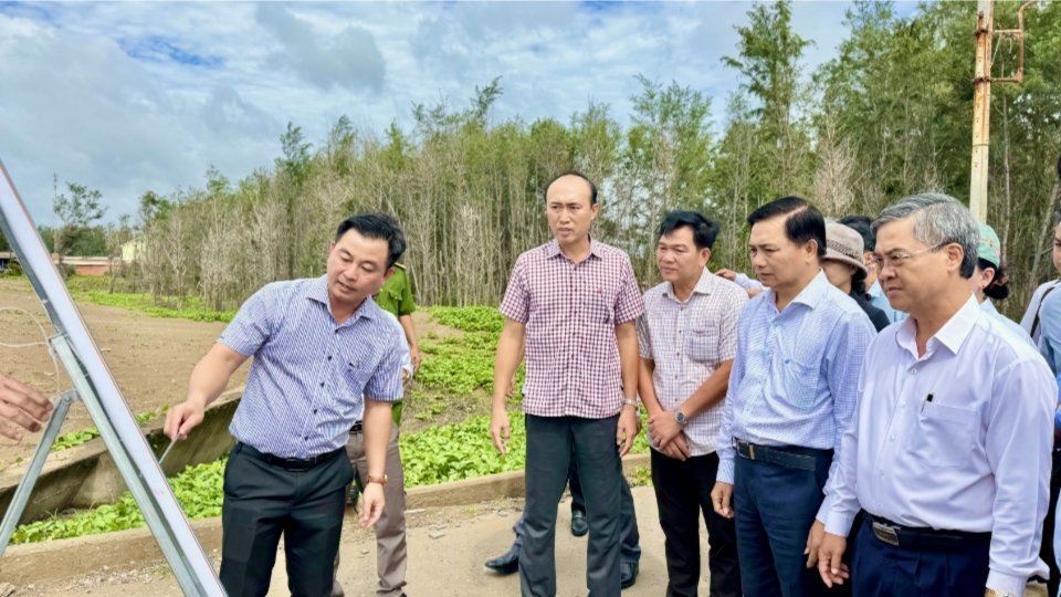 Provincial Party Secretary Tran Van Lau surveyed the reality in Thanh Hai commune, assessing the development potential of tourism, marine economy and infrastructure investment orientation in the coming time. Photo: Hoang Loc