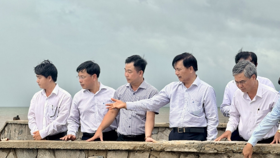 Bí thư Tỉnh ủy Trần Văn Lâu khảo sát khu vực ven biển và chỉ đạo nghiên cứu quy hoạch tổng thể hạ tầng bờ biển, bờ sông trên địa bàn tỉnh. Ảnh: Hoàng Lộc