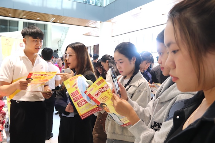 Duy Tan University organizes job fair connecting high-quality human resources. Photo: Nguyen Linh