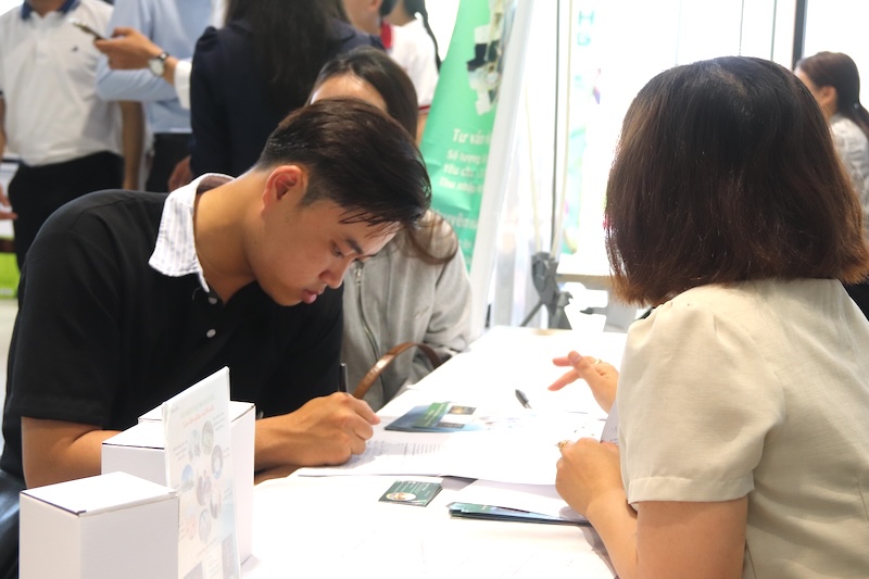 Các sinh viên đến ngày hội việc làm. Ảnh: Nguyễn Linh