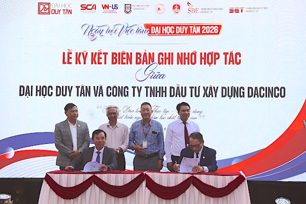 Lễ ký kết hợp tác giữa Đại học Duy Tân với các doanh nghiệp. Ảnh: Nguyễn Linh