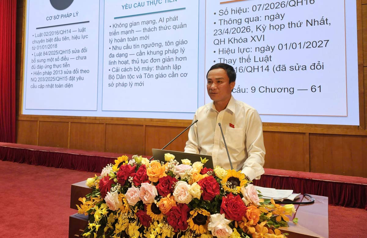 Speaker disseminates the law just passed by the National Assembly at the Conference. Photo: Doan Hung