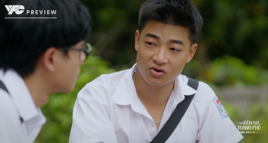 Khuê muốn Cương không đánh nhau nữa trong tập 7 phim “Phía bên kia thành phố“. Ảnh: VFC. 