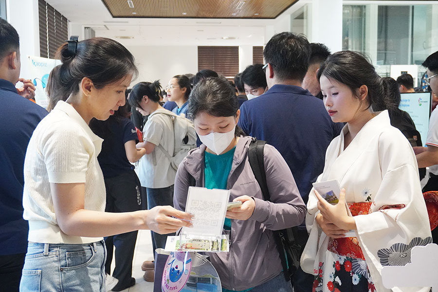 Da Nang students learn about job opportunities and suitable occupations at the job fair. Photo: Tran Thi