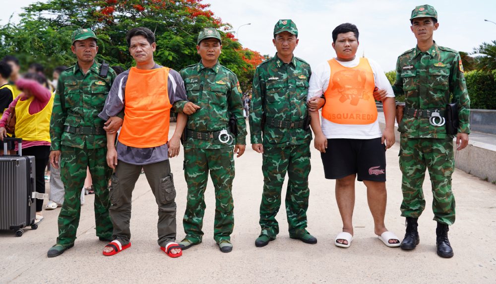 2 đối tượng có lệnh truy nã bị lực lượng Biên phòng tỉnh An Giang bắt giữ tại cửa khẩu. Ảnh: Tiến Vinh