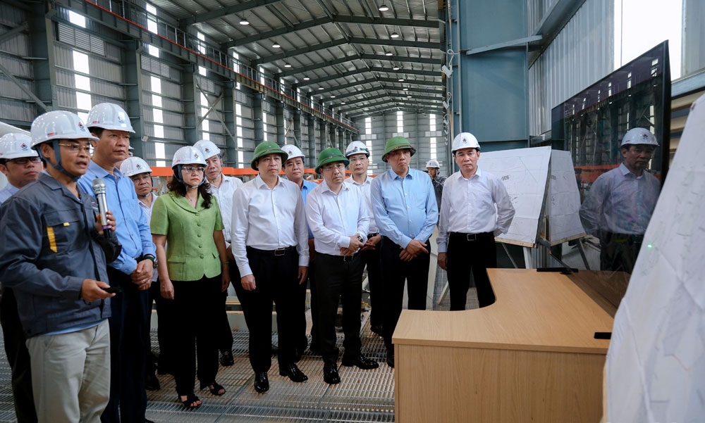 Bí thư Tỉnh ủy Lào Cai cùng đoàn công tác kiểm tra tiến độ thi công Dự án Nhà máy tuyển quặng Apatit. Ảnh: Phan Tuấn 