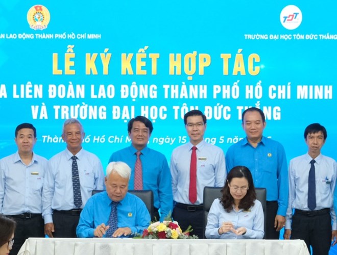 Representatives of the Ho Chi Minh City Labor Federation and Ton Duc Thang University signed a cooperation agreement to improve professional skills and digital capacity for trade union members and workers. Photo: Nam Duong