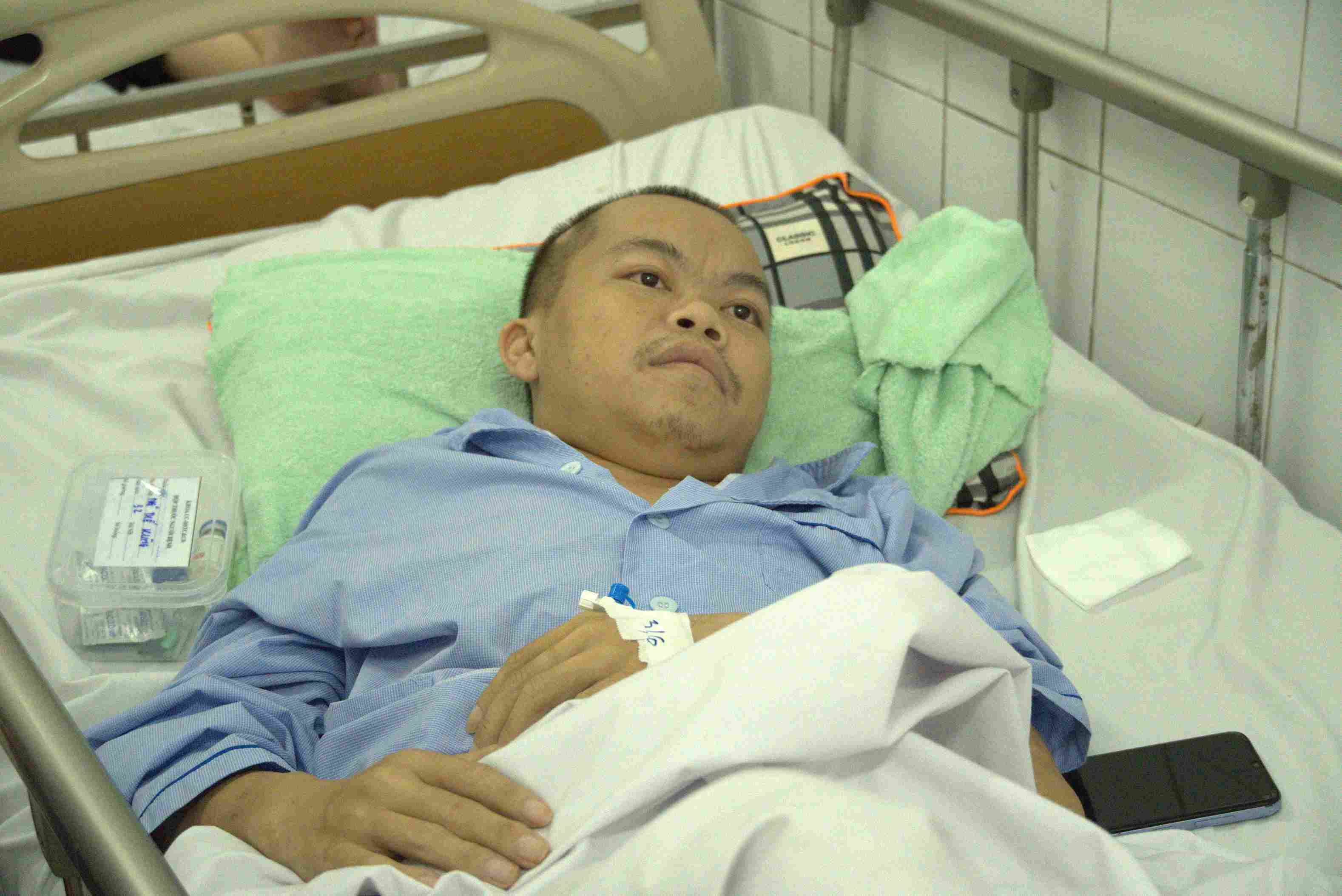 Áp lực chồng áp lực, người mẹ già lặng lẽ đồng hành cùng con trong những ngày điều trị. Ảnh: An Phương