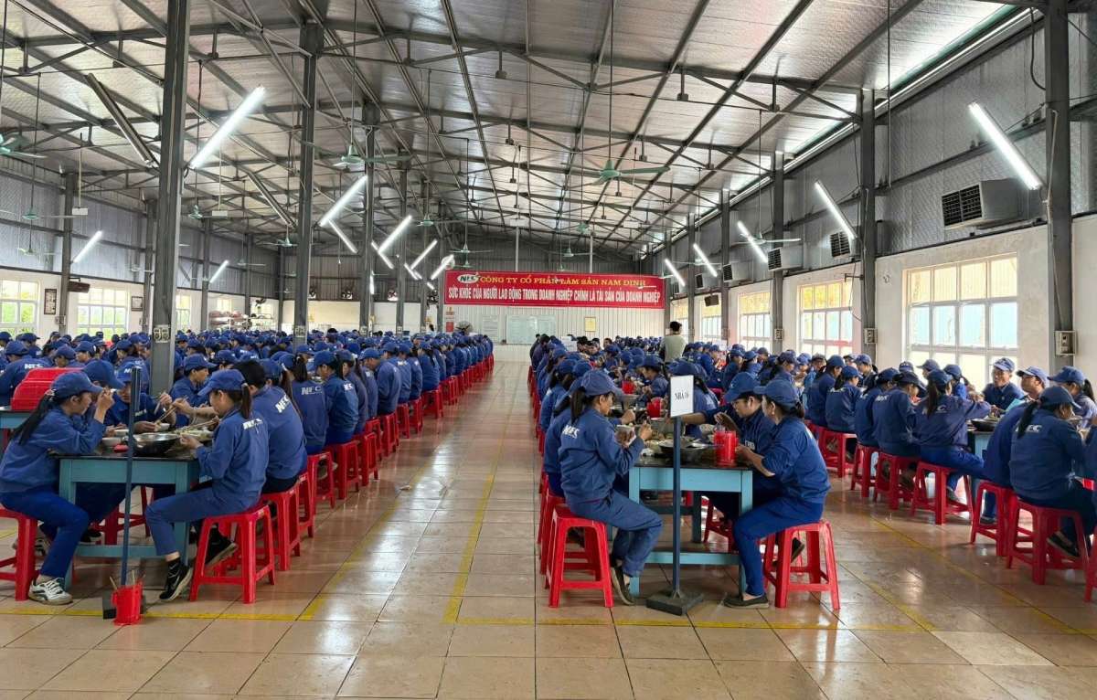 The grassroots trade union established a Zalo group, a suggestion box to listen to the thoughts of union members and workers at Hoa Xa Industrial Park, My Xa ward, Ninh Binh province. Photo: Thanh Huyen