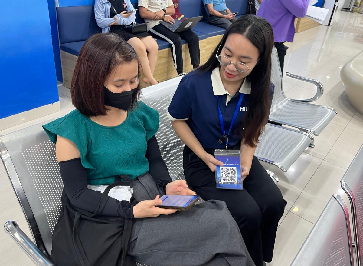 Người dân được hướng dẫn quét mã 