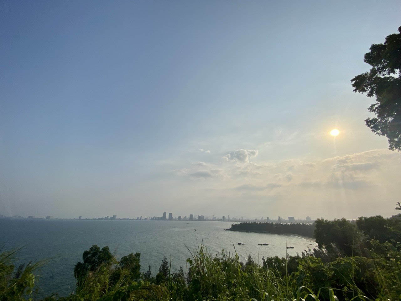View từ bán đảo Sơn Trà nhìn về hướng thành phố. Ảnh: Linh Boo