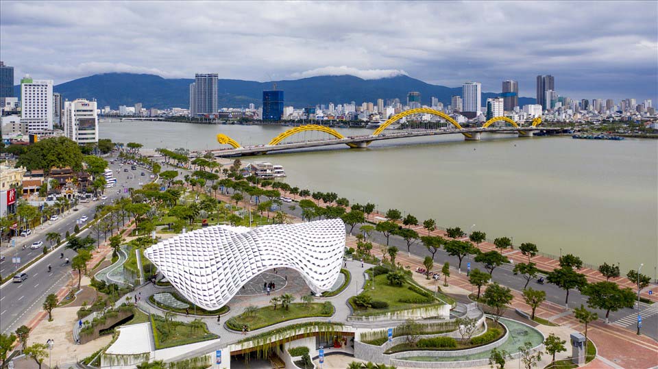 Công viên APEC có vị trí gần cầu Rồng Đà Nẵng.
