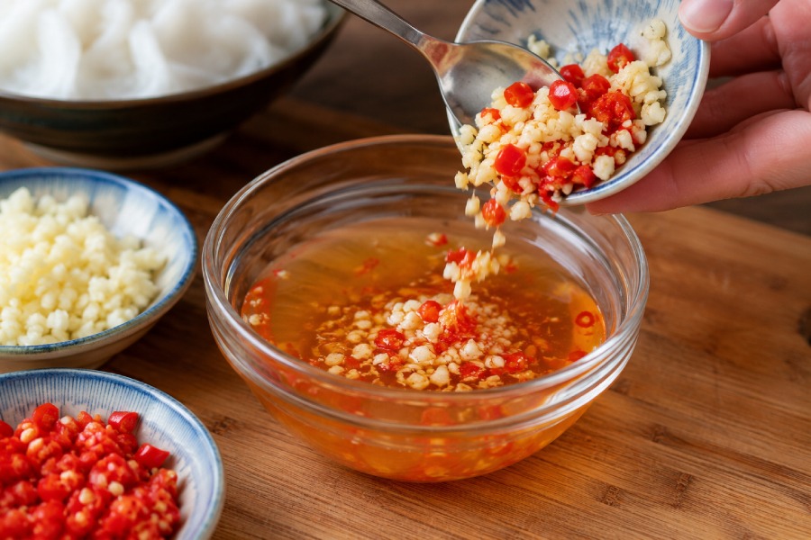 Nước mắm được pha theo khẩu vị của từng gia đình. Ảnh: Thùy Linh 