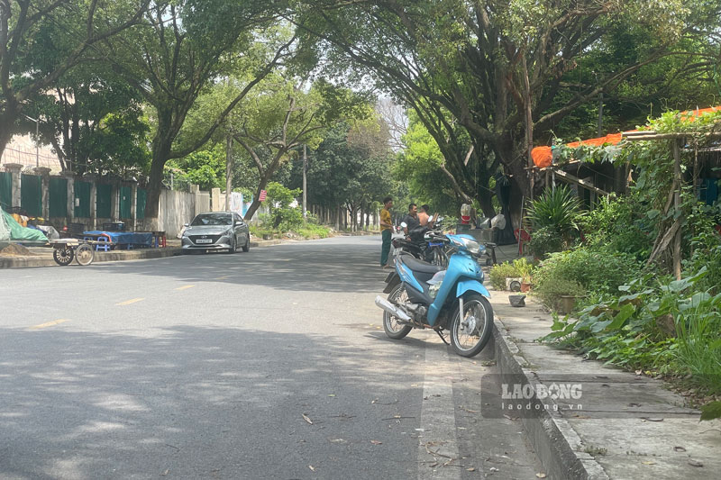Người dân kiến nghị ngành chức năng có giải pháp xử lý để đảm bảo an toàn giao thông. Ảnh: Đinh Đại