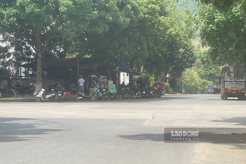 Nhiều phương tiện dừng đỗ dưới lòng đường để vào quán nước. Ảnh: Đinh Đại