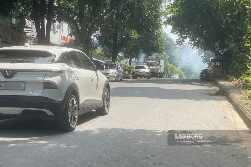 Các quán nước và phương tiện dừng đỗ ven đường tại khu vực giao giữa đường Tô Hiến Thành và đường A4 được cho là gây ra những lo ngại về nguy cơ mất an toàn giao thông. Ảnh: Đinh Đại 