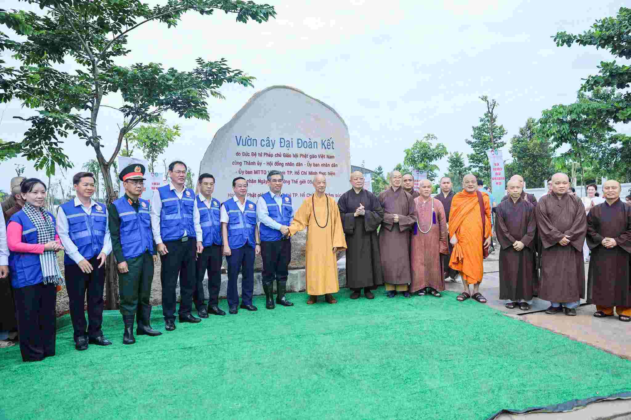 Lãnh đạo TPHCM cùng Ban Trị sự Giáo hội Phật giáo Việt Nam TPHCM chụp ảnh lưu niệm tại Vườn cây Đại đoàn kết. Ảnh: Giác Sự