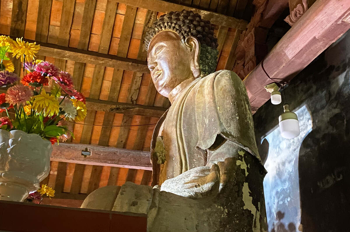 Di tích chùa Mỹ Cụ là một ngôi chùa làng còn lưu giữ được khá nhiều  pho tượng, bệ tượng, các bia đá và các di vật cổ. 