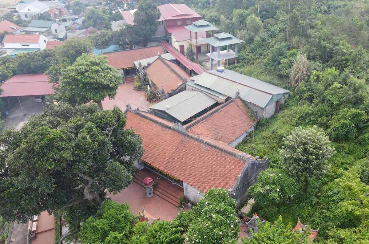 Ban đầu, cũng như nhiều ngôi chùa làng thời Trần, chùa được xây dựng trên cao, nhưng chỉ với quy mô vừa phải, theo kiểu chữ đinh. Đến các thời sau, chùa được mở rộng khá khang trang, bao gồm chùa chính, nhà tổ, nhà tăng,… tạo thành một kiến trúc tổng thể hình chữ khẩu. Vườn chùa rộng, cây cối xanh tốt, tạo nên một không gian vừa thoáng mát, vừa yên tĩnh.