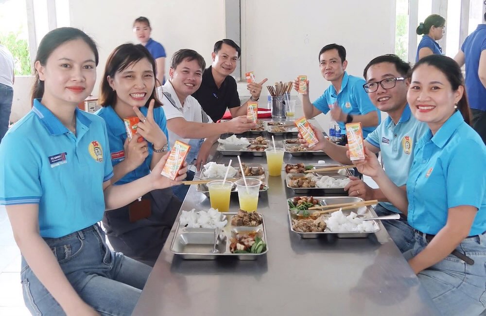 The grassroots trade union of Phong Phu Export Garment Factory - Quang Tri organizes a joyful meal for workers. Photo: Nguyen Y