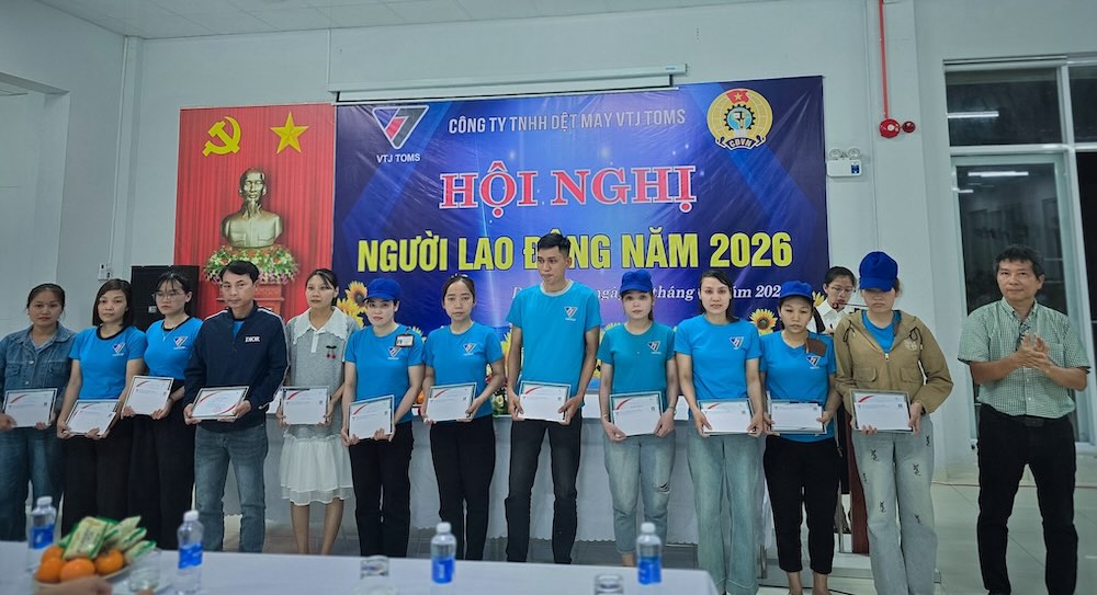 Công ty TNHH Dệt may VTJ Toms tổ chức hội nghị người lao động và trao các suất quà động viên người lao động. Ảnh: Nhật Tiên