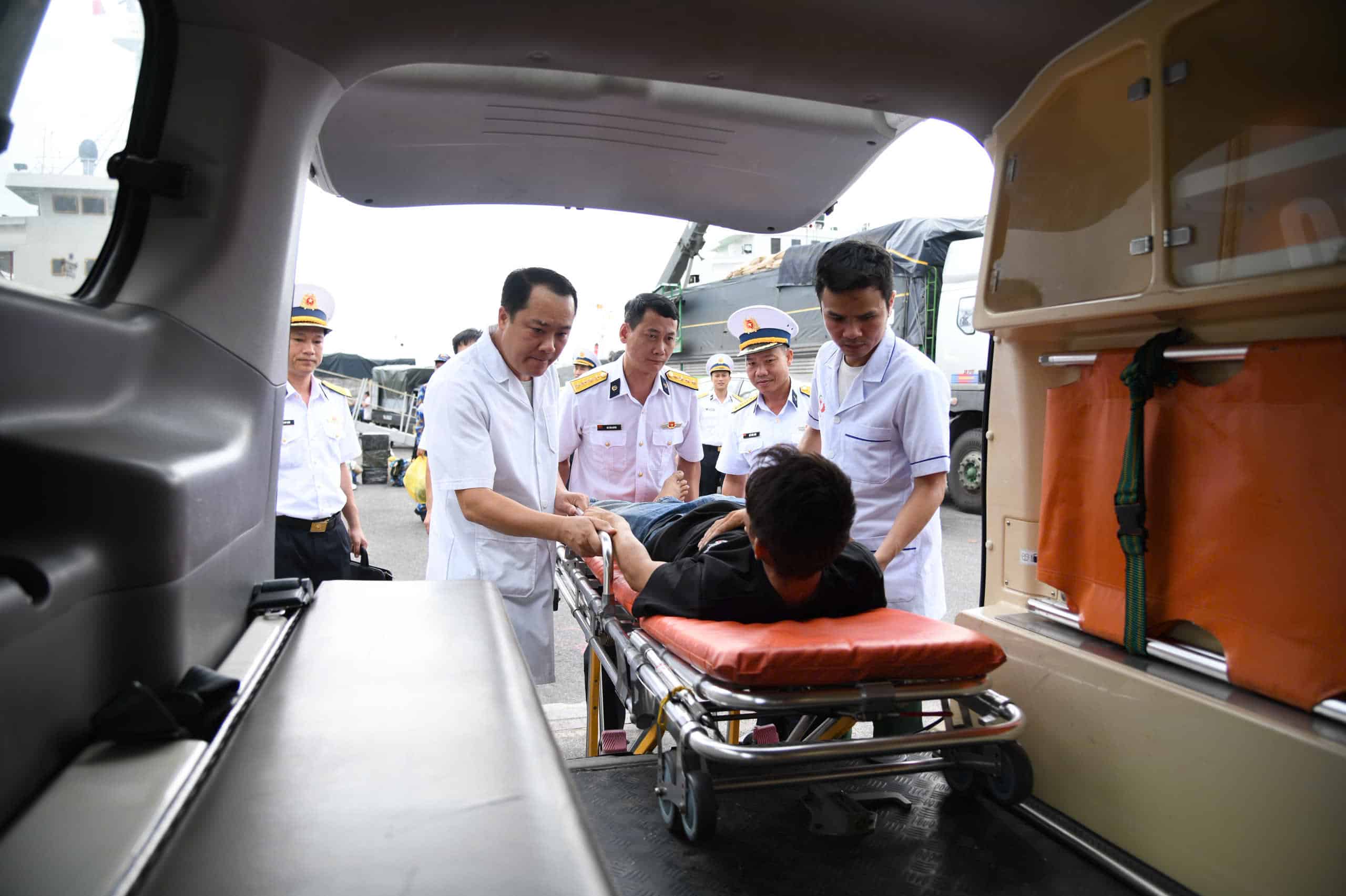 Navy ships have just brought fishermen in distress from Truong Sa ashore for treatment. Photo: Le Quyen