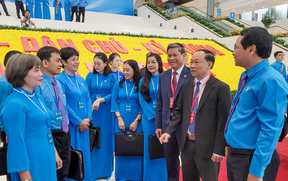 Member of the Party Central Committee, Secretary of Gia Lai Provincial Party Committee Thai Dai Ngoc (2nd from the left) meets with the delegation of Gia Lai Provincial Trade Union before the opening ceremony of the XIV Vietnam Trade Union Congress. Photo: My Le