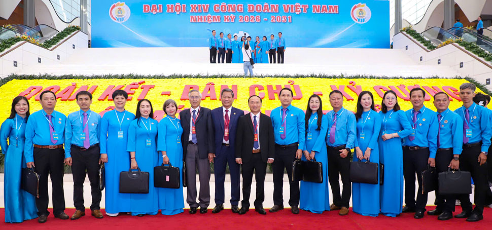 Bí thư Tỉnh ủy Gia Lai Thái Đại Ngọc chụp ảnh lưu niệm cùng Đoàn đại biểu Công đoàn tỉnh Gia Lai. Ảnh: Mỹ Lệ