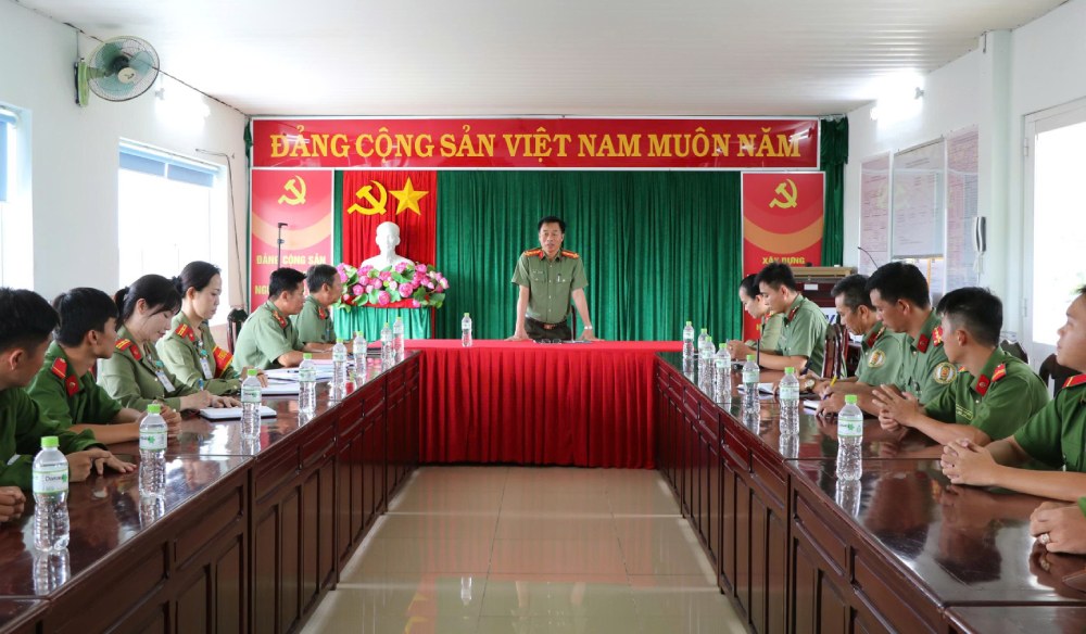 Đại tá Đào Hải Đăng, Phó Giám đốc Công an tỉnh An Giang phát biểu trong buổi làm việc. Ảnh: Tiến Dũng