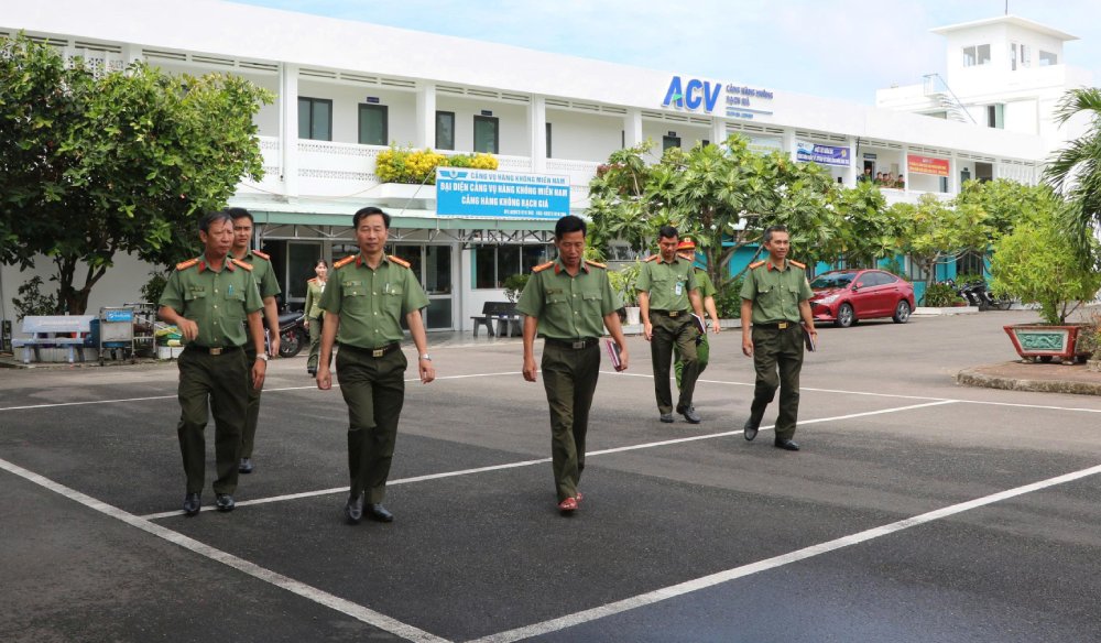 Real-world survey and working with the Aviation Security Team under the Immigration Management Department, An Giang Provincial Police. Photo: Tien Dung