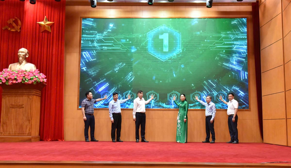 Representatives of departments and agencies press the button to launch the movement at the conference. Photo: Quang Ninh