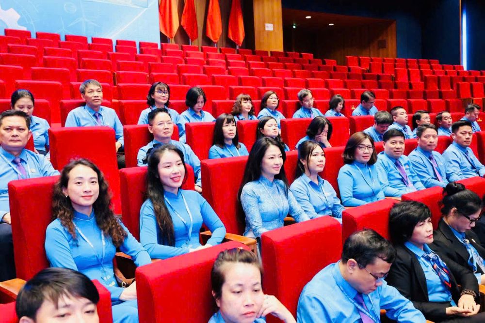 Đoàn đại biểu Công đoàn NHVN tham dự Đại hội XIV Công đoàn Việt Nam, đồng chí Từ Thị Kim Thanh - Ủy viên Ban Thường vụ Công đoàn Ngân hàng Việt Nam, Thành viên Hội đồng thành viên, Chủ tịch Công đoàn Agribank (hàng 2, thứ 5 từ trái sang). Ảnh: Agribank 
