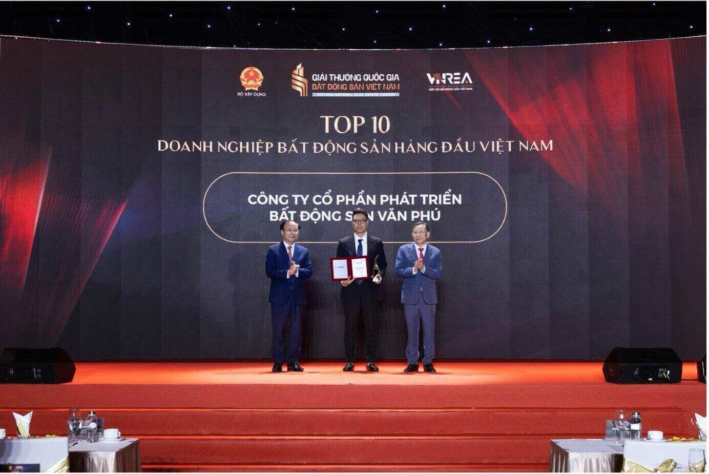 Đại diện Văn Phú nhận giải “Top 10 doanh nghiệp Bất động sản hàng đầu Việt Nam”