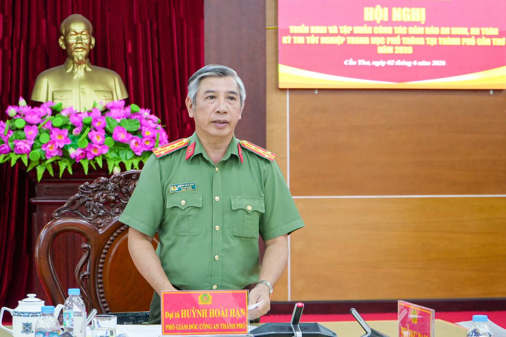 Đại tá Huỳnh Hoài Hận - Phó Giám đốc Công an TP Cần Thơ phát biểu tại hội nghị. Ảnh: Công an Cần Thơ
