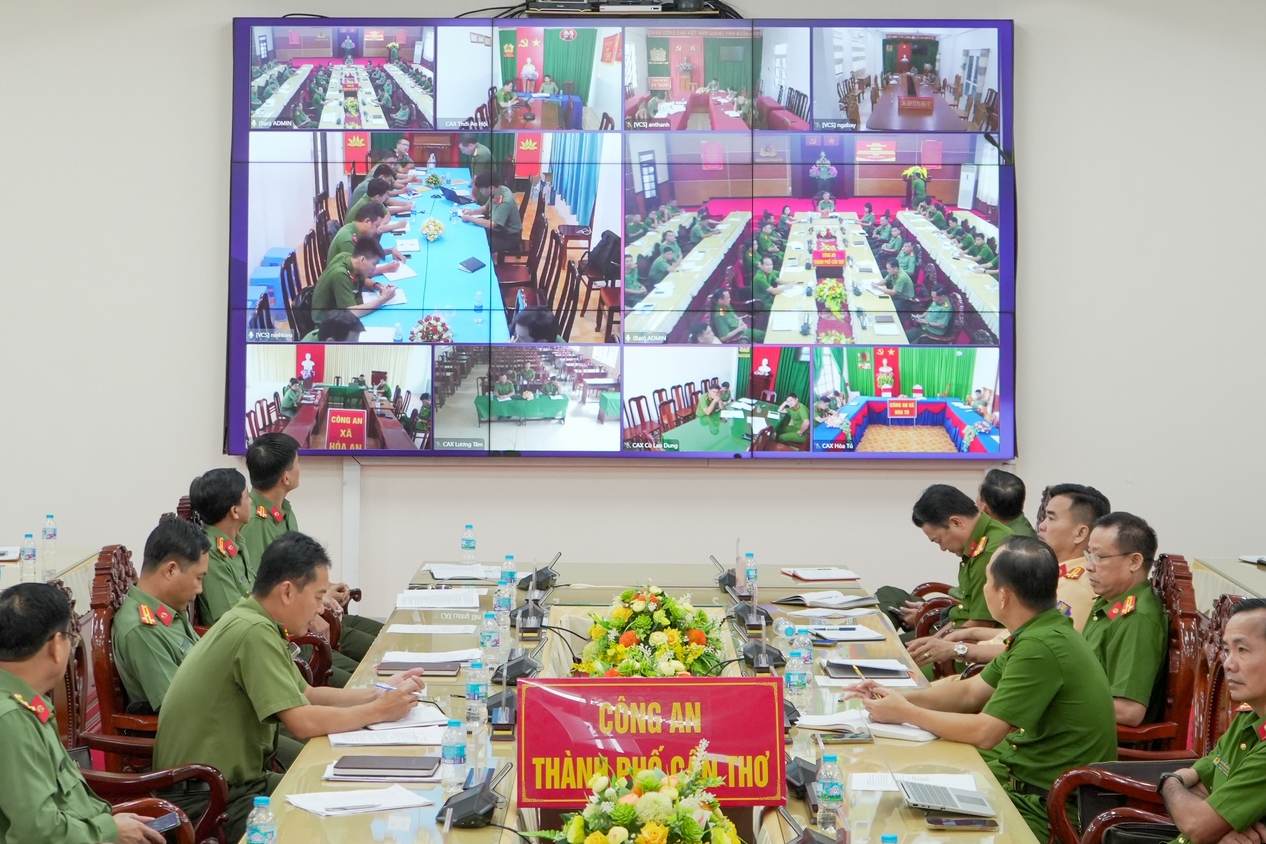 Hội nghị được tổ chức theo hình thức trực tiếp và trực tuyến tại 103 điểm cầu Công an xã, phường. Ảnh: Công an Cần Thơ